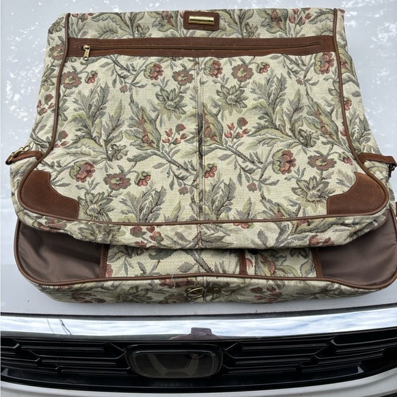 Vintage Floral Tapestry Travel Set – Duffel Bag & Garment Bag - Picture 2 of 4